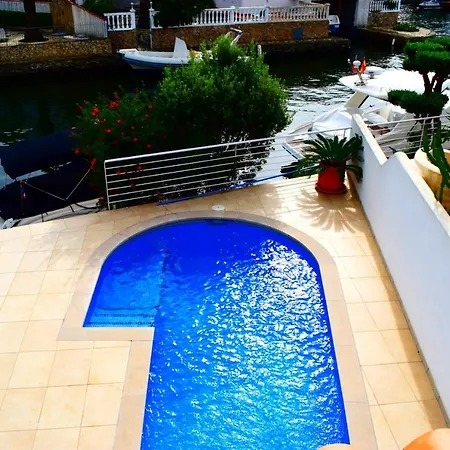 Casa Con Amarre Y Piscina Privados Ref 306 *