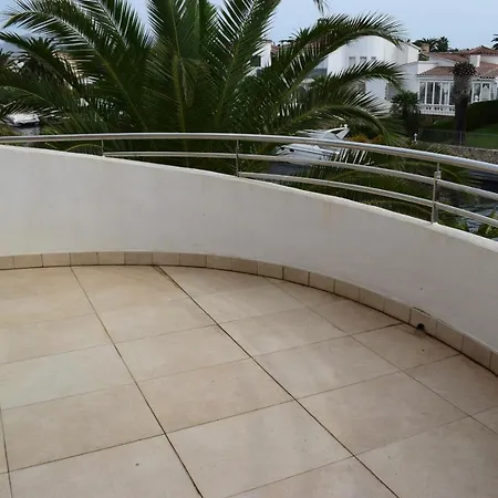 Casa Con Amarre Y Piscina Privados Ref 306